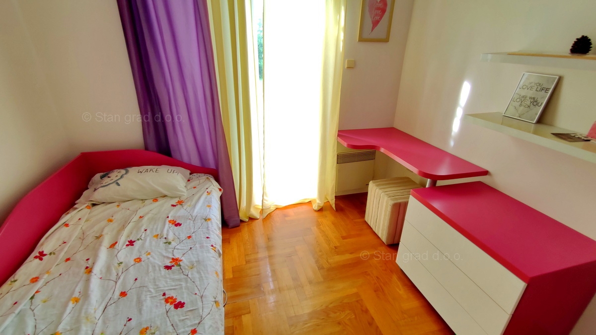 Otok Krk, Malinska, trisobni apartma v pritličju z vrtom, prodaja!