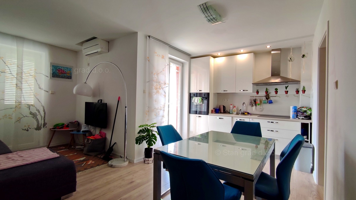 Otok Krk, Malinska, trisobni apartma v pritličju z vrtom, prodaja!