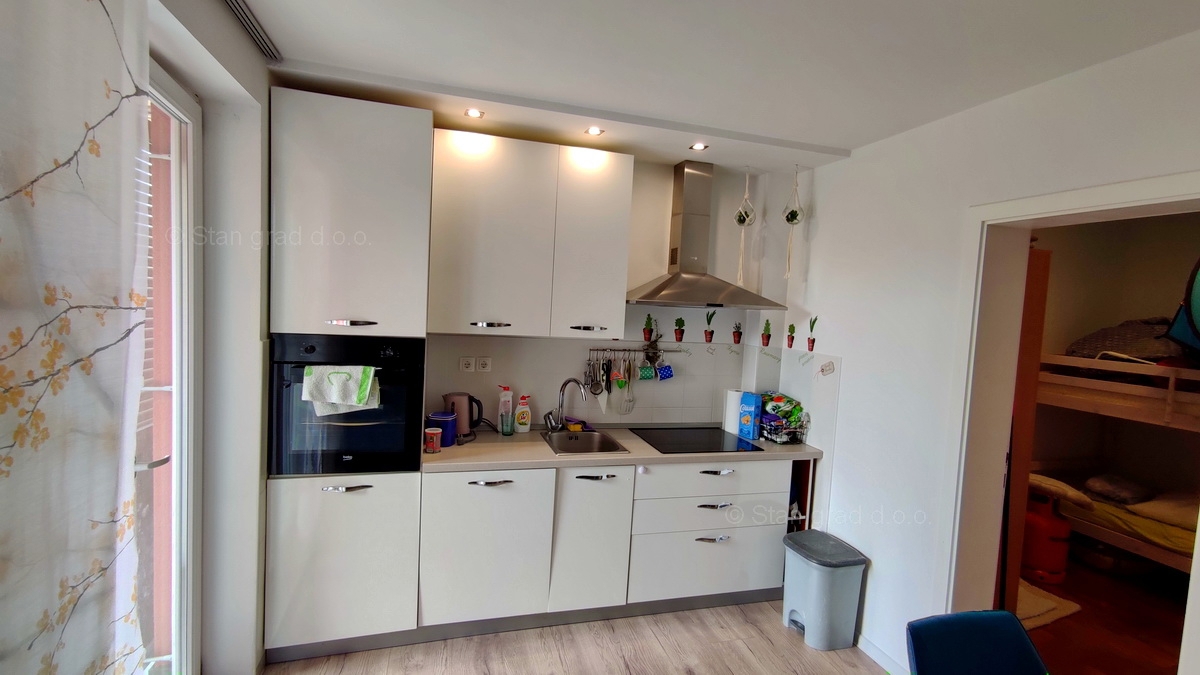 Otok Krk, Malinska, trisobni apartma v pritličju z vrtom, prodaja!