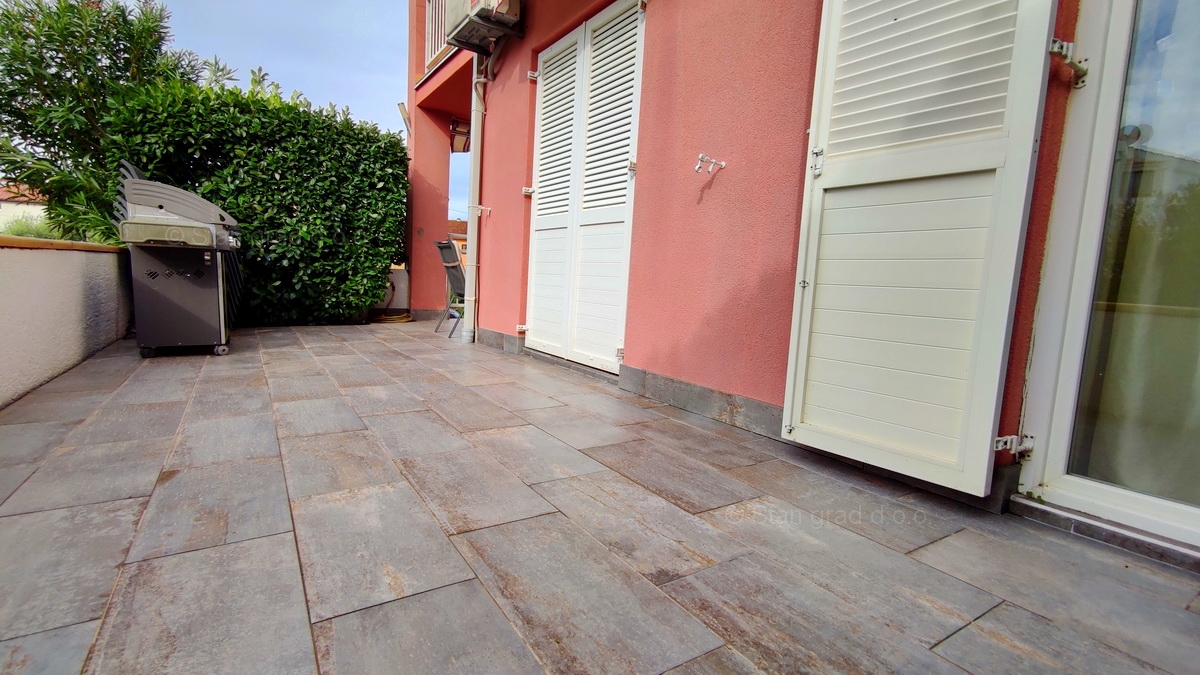 Otok Krk, Malinska, trisobni apartma v pritličju z vrtom, prodaja!