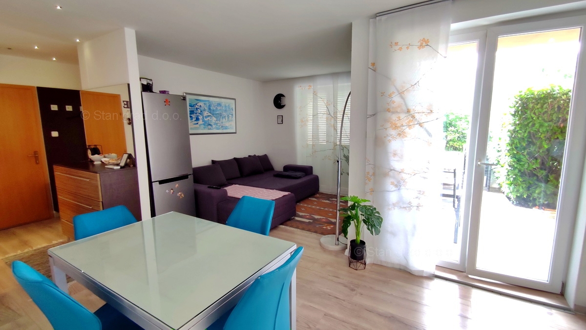 Otok Krk, Malinska, trisobni apartma v pritličju z vrtom, prodaja!