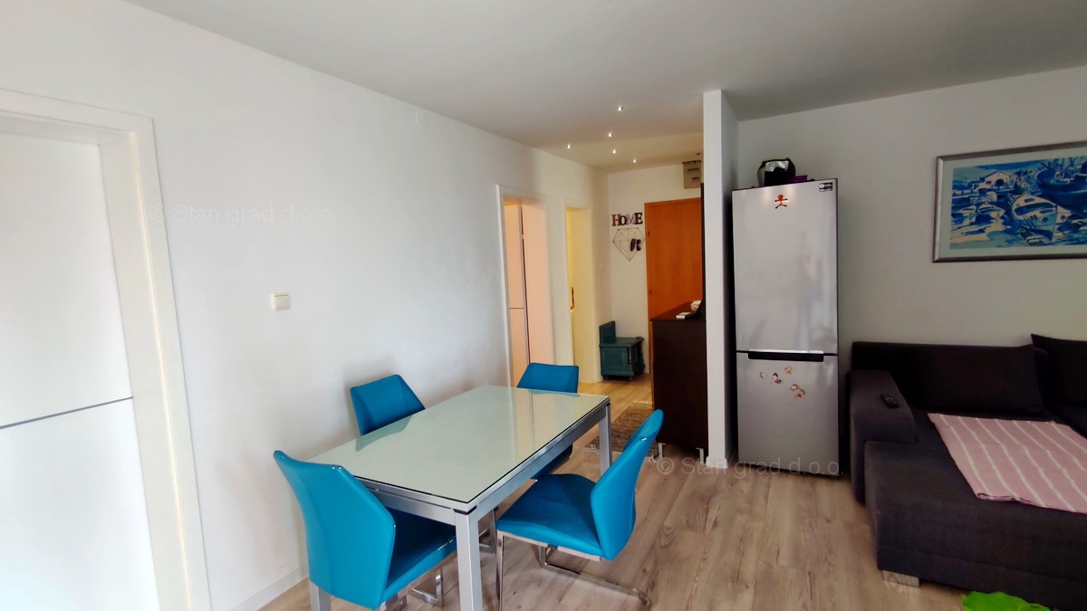 Otok Krk, Malinska, trisobni apartma v pritličju z vrtom, prodaja!