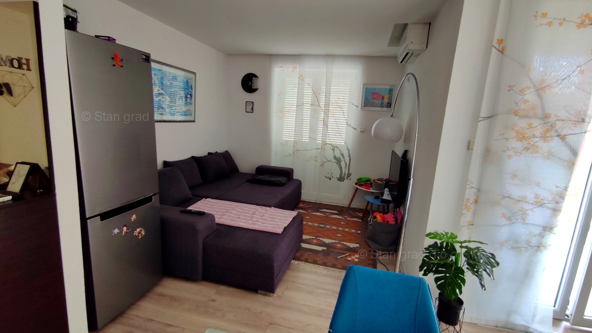 Otok Krk, Malinska, trisobni apartma v pritličju z vrtom, prodaja!