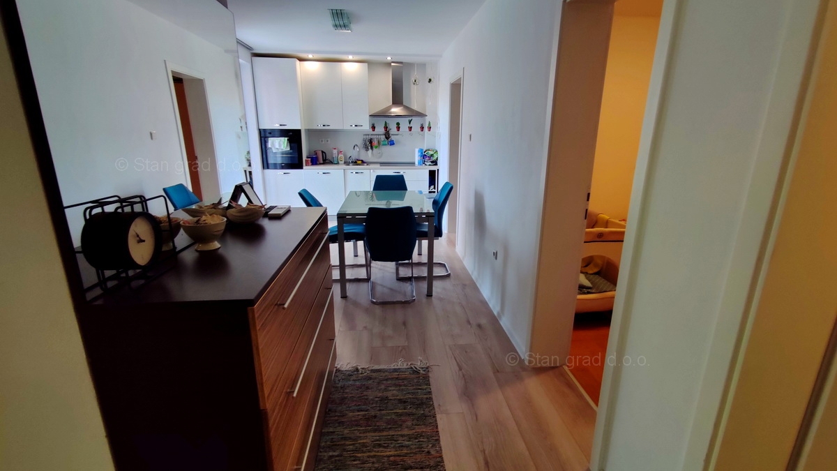 Otok Krk, Malinska, trisobni apartma v pritličju z vrtom, prodaja!