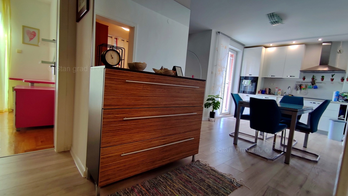 Otok Krk, Malinska, trisobni apartma v pritličju z vrtom, prodaja!