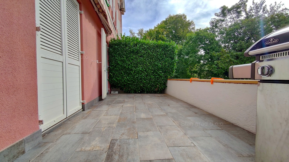 Otok Krk, Malinska, trisobni apartma v pritličju z vrtom, prodaja!