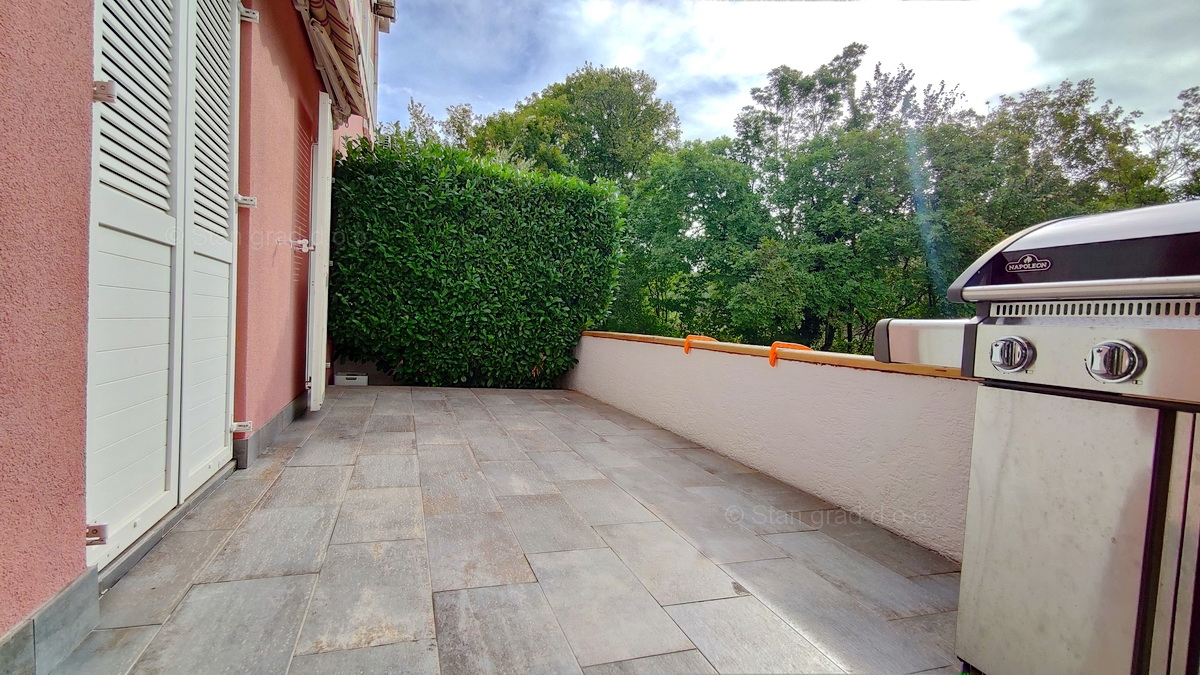 Otok Krk, Malinska, trisobni apartma v pritličju z vrtom, prodaja!