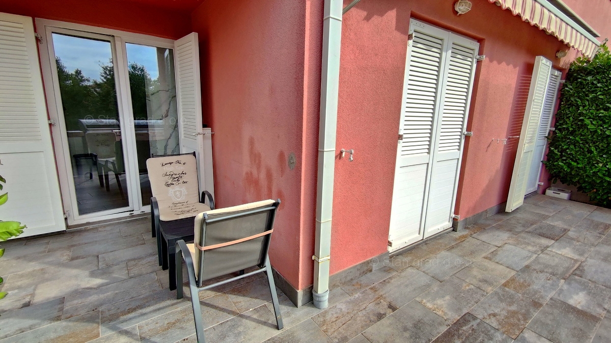 Otok Krk, Malinska, trisobni apartma v pritličju z vrtom, prodaja!