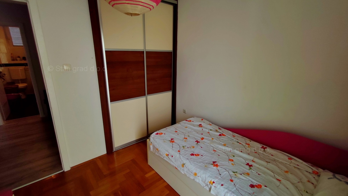 Otok Krk, Malinska, trisobni apartma v pritličju z vrtom, prodaja!