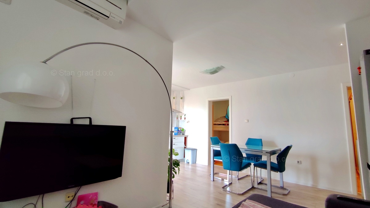 Otok Krk, Malinska, trisobni apartma v pritličju z vrtom, prodaja!