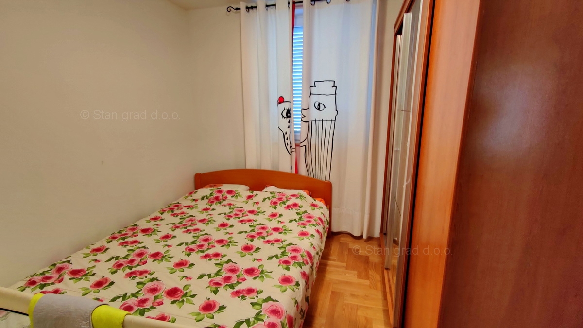 Otok Krk, Malinska, trisobni apartma v pritličju z vrtom, prodaja!