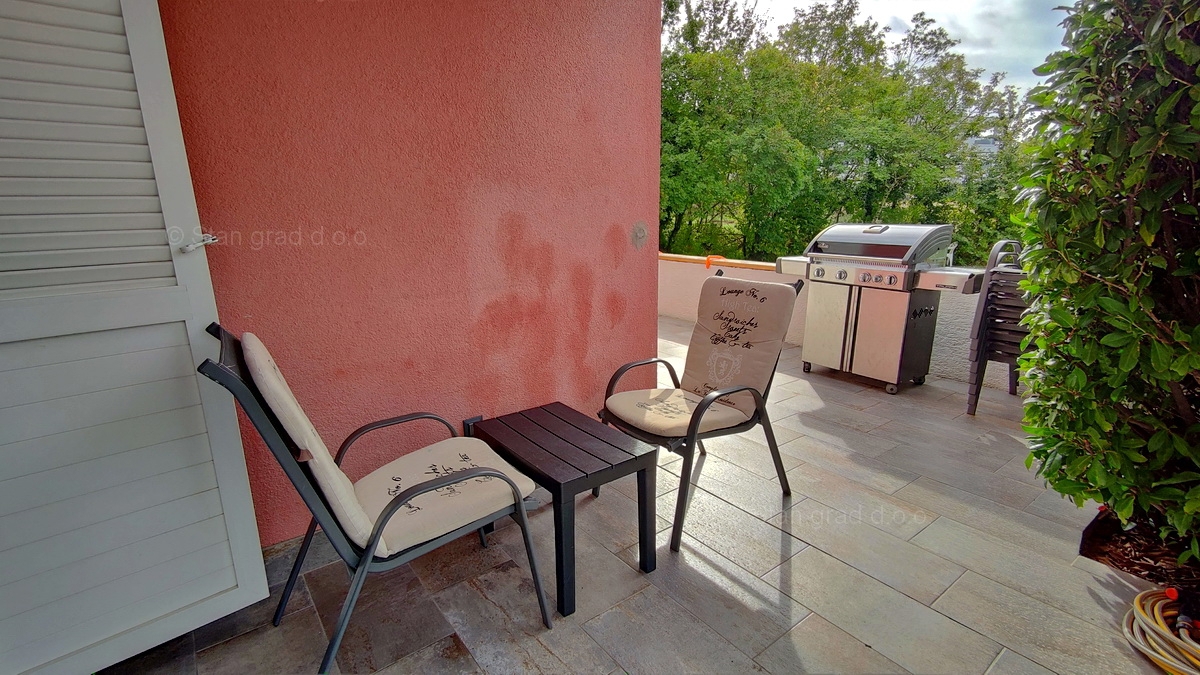 Otok Krk, Malinska, trisobni apartma v pritličju z vrtom, prodaja!