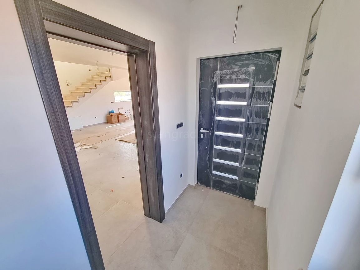 Malinska, novogradnja z bazenom in pogledom na morje!