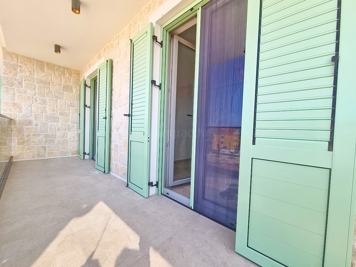 Malinska, novogradnja z bazenom in pogledom na morje!