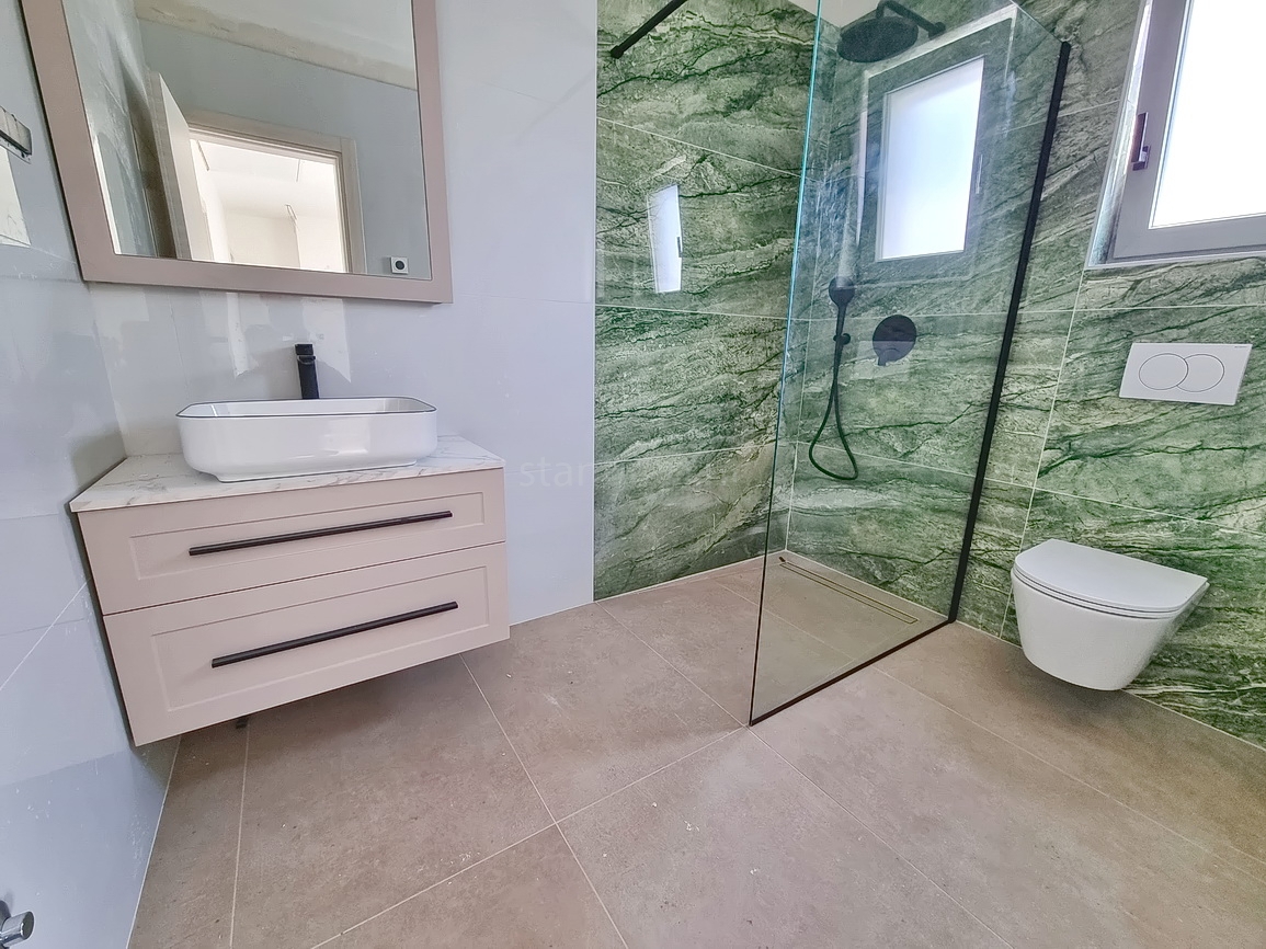 Malinska, novogradnja z bazenom in pogledom na morje!