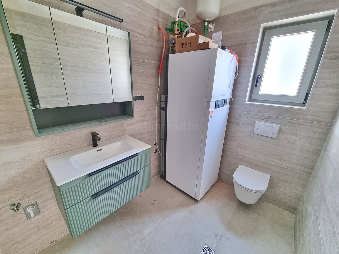 Malinska, novogradnja z bazenom in pogledom na morje!