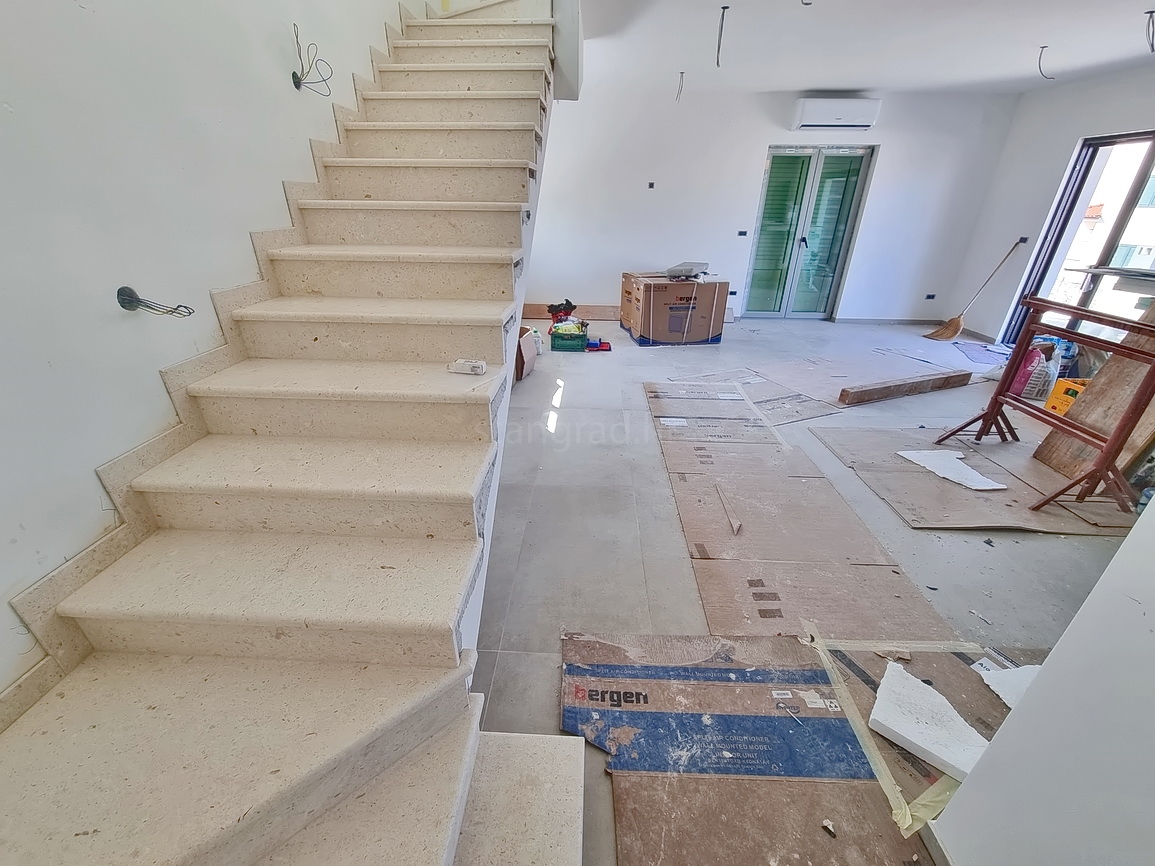 Malinska, novogradnja z bazenom in pogledom na morje!