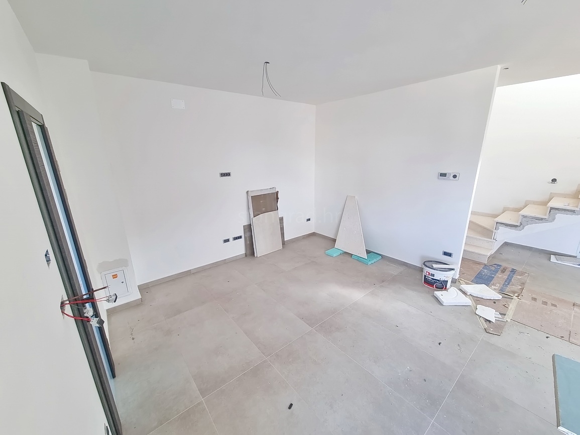 Malinska, novogradnja z bazenom in pogledom na morje!