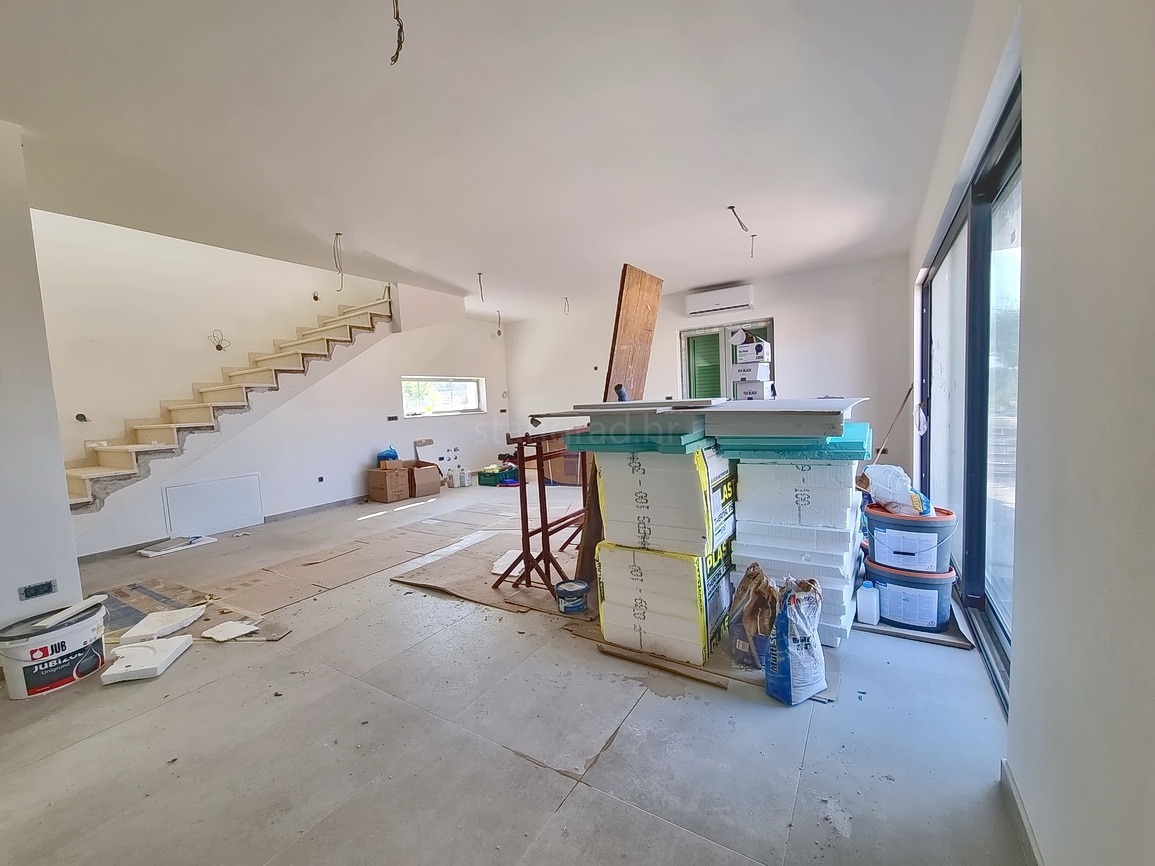 Malinska, novogradnja z bazenom in pogledom na morje!