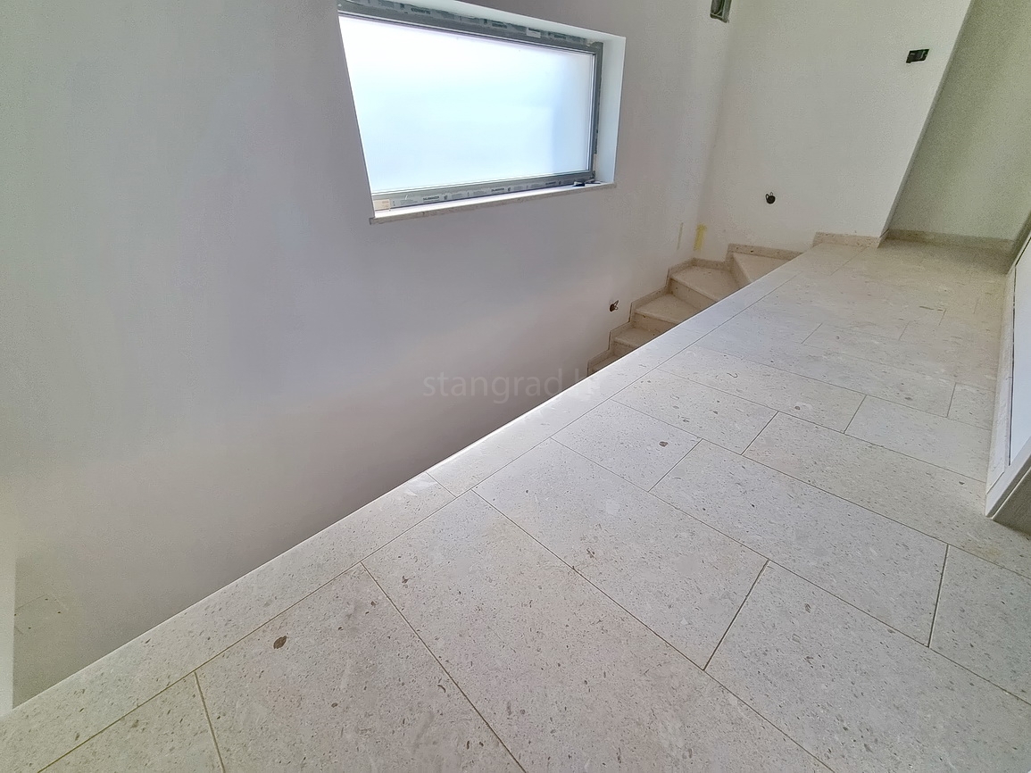 Malinska, novogradnja z bazenom in pogledom na morje!