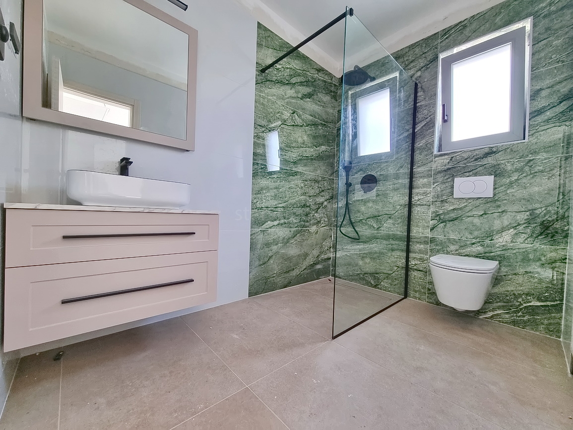 Malinska, novogradnja z bazenom in pogledom na morje!