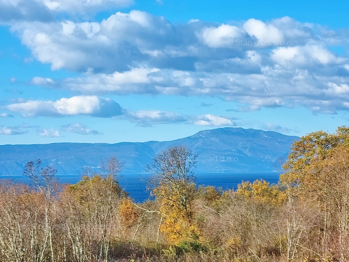 Malinska, gradbeno zemljišče s pogledom na morje, mirna lokacija!