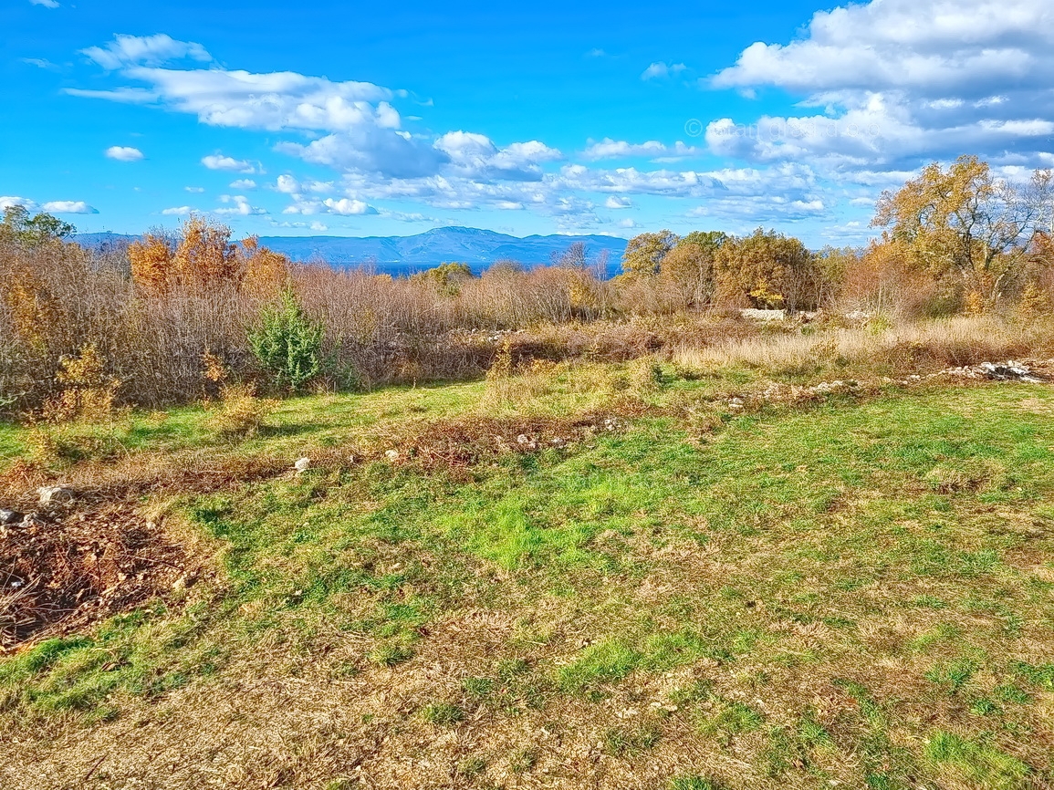 Malinska, gradbeno zemljišče s pogledom na morje, mirna lokacija!