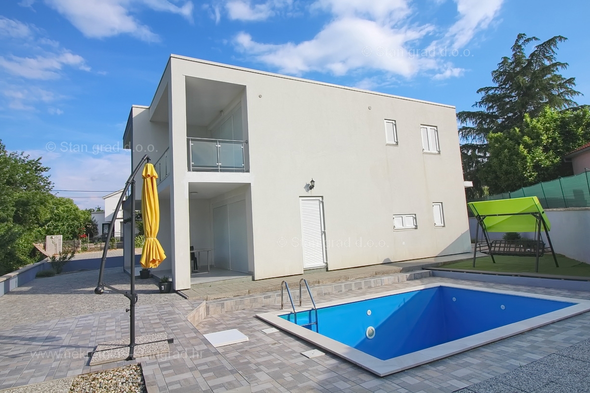 Malinska, dvoetažni apartma z bazenom na mirni lokaciji!
