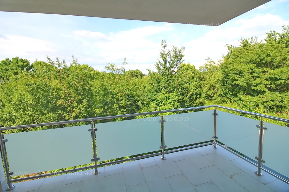 Malinska, dvoetažni apartma z bazenom na mirni lokaciji!