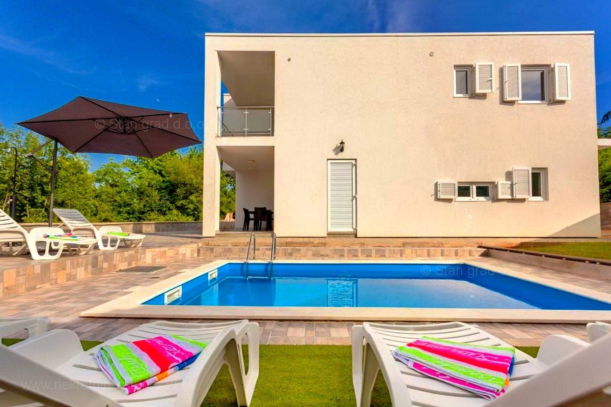 Malinska, dvoetažni apartma z bazenom na mirni lokaciji!