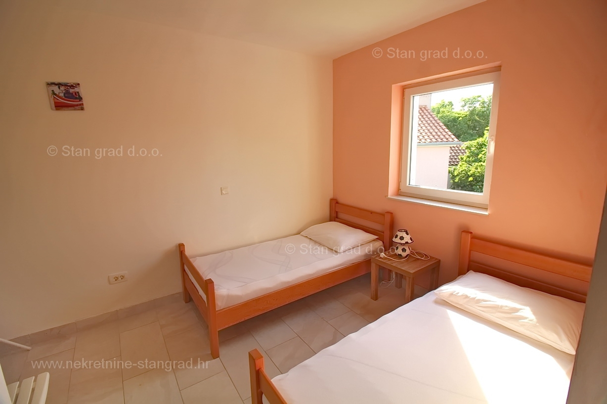 Malinska, dvoetažni apartma z bazenom na mirni lokaciji!