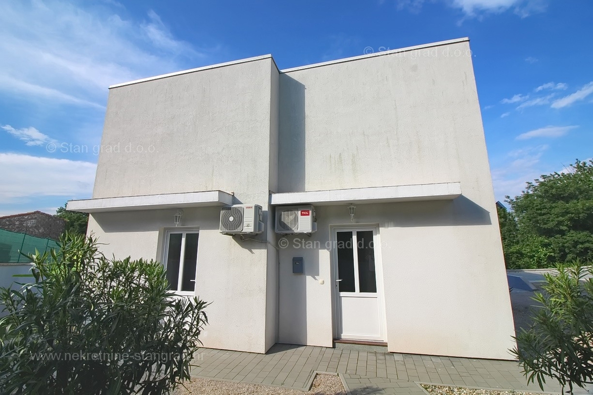 Malinska, dvoetažni apartma z bazenom na mirni lokaciji!