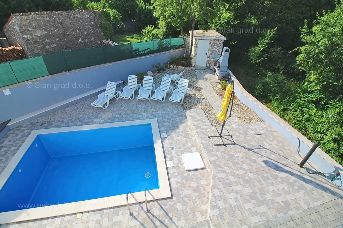 Malinska, dvoetažni apartma z bazenom na mirni lokaciji!