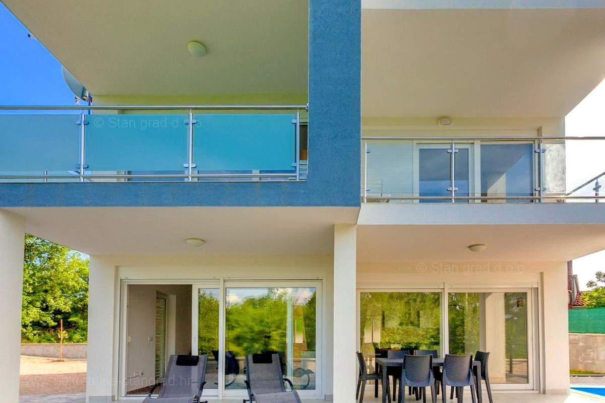 Malinska, dvoetažni apartma z bazenom na mirni lokaciji!