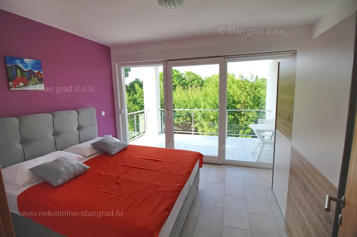 Malinska, dvoetažni apartma z bazenom na mirni lokaciji!