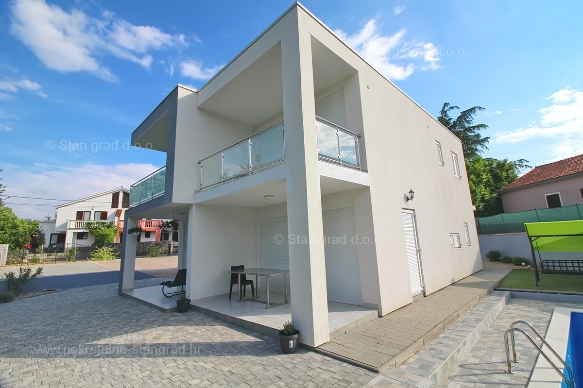 Malinska, dvoetažni apartma z bazenom na mirni lokaciji!