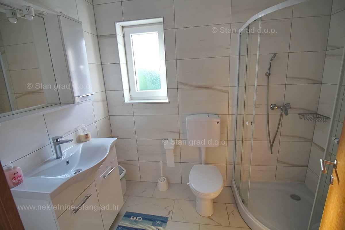 Malinska, dvoetažni apartma z bazenom na mirni lokaciji!