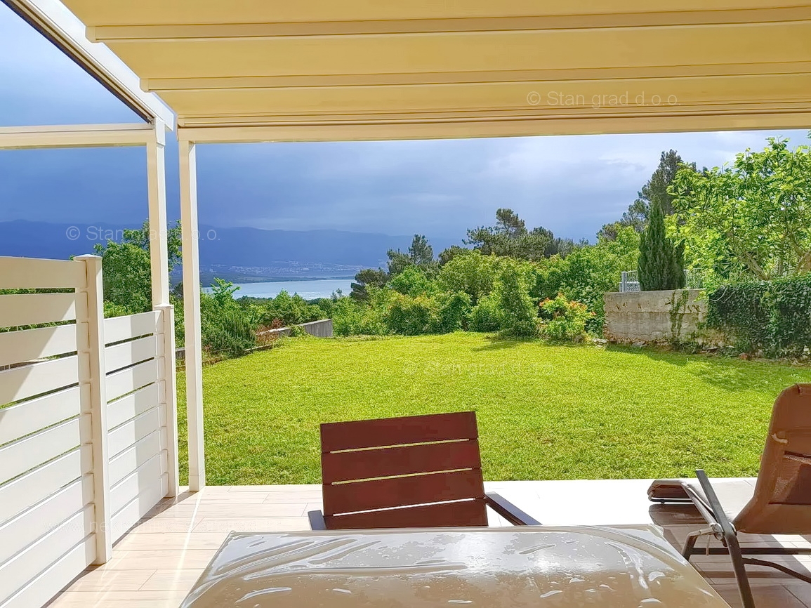 Uvala Soline, apartma v pritličju z vrtom blizu morja!