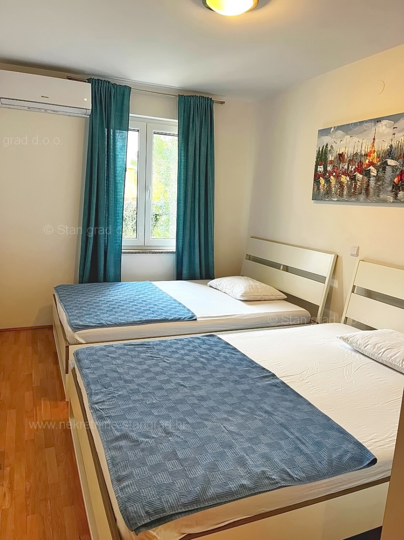 Uvala Soline, apartma v pritličju z vrtom blizu morja!