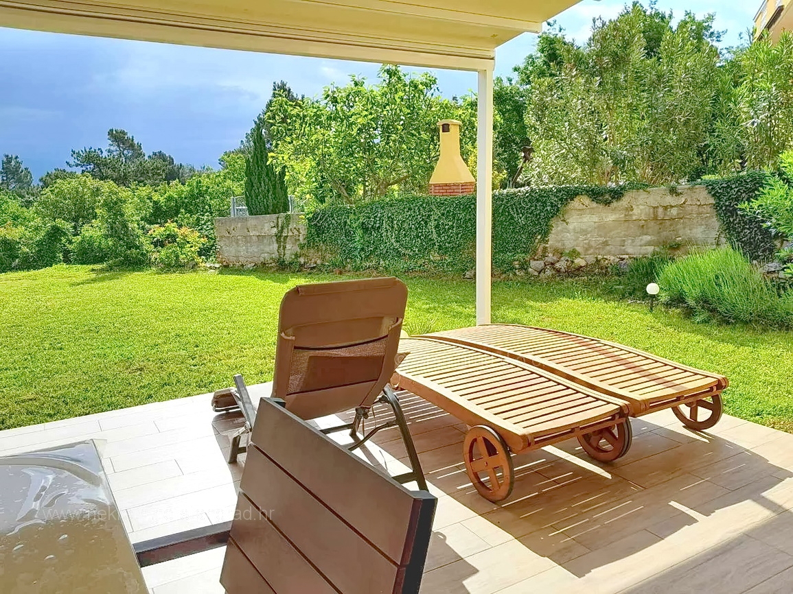 Uvala Soline, apartma v pritličju z vrtom blizu morja!