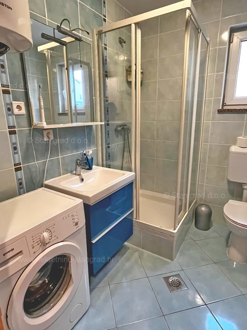 Uvala Soline, apartma v pritličju z vrtom blizu morja!