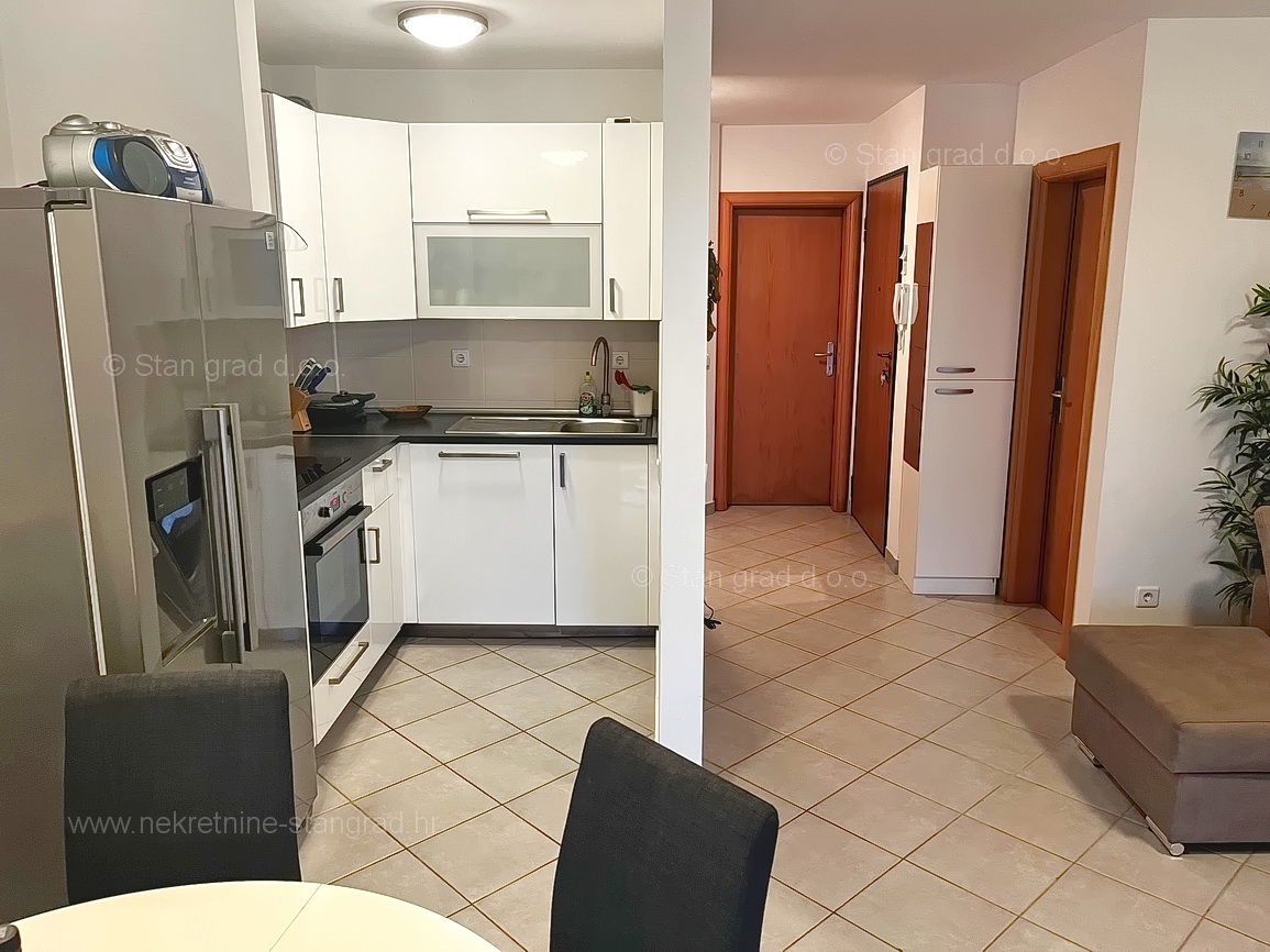 Uvala Soline, apartma v pritličju z vrtom blizu morja!