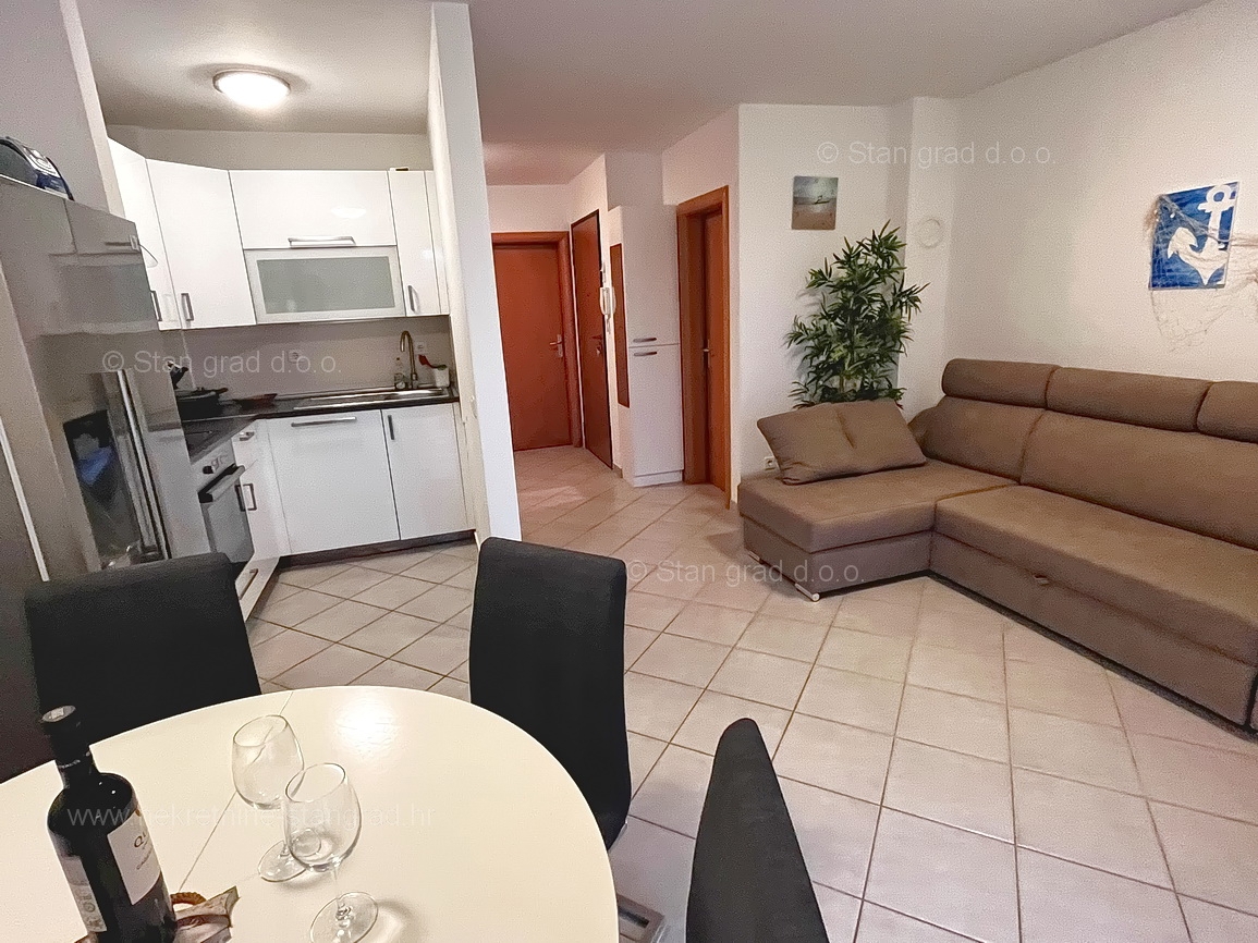 Uvala Soline, apartma v pritličju z vrtom blizu morja!