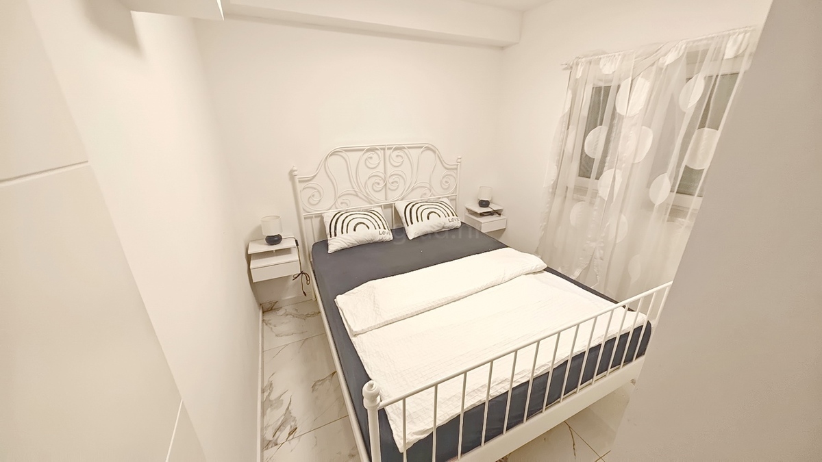 Malinska, pritlični apartma s prostorno teraso!