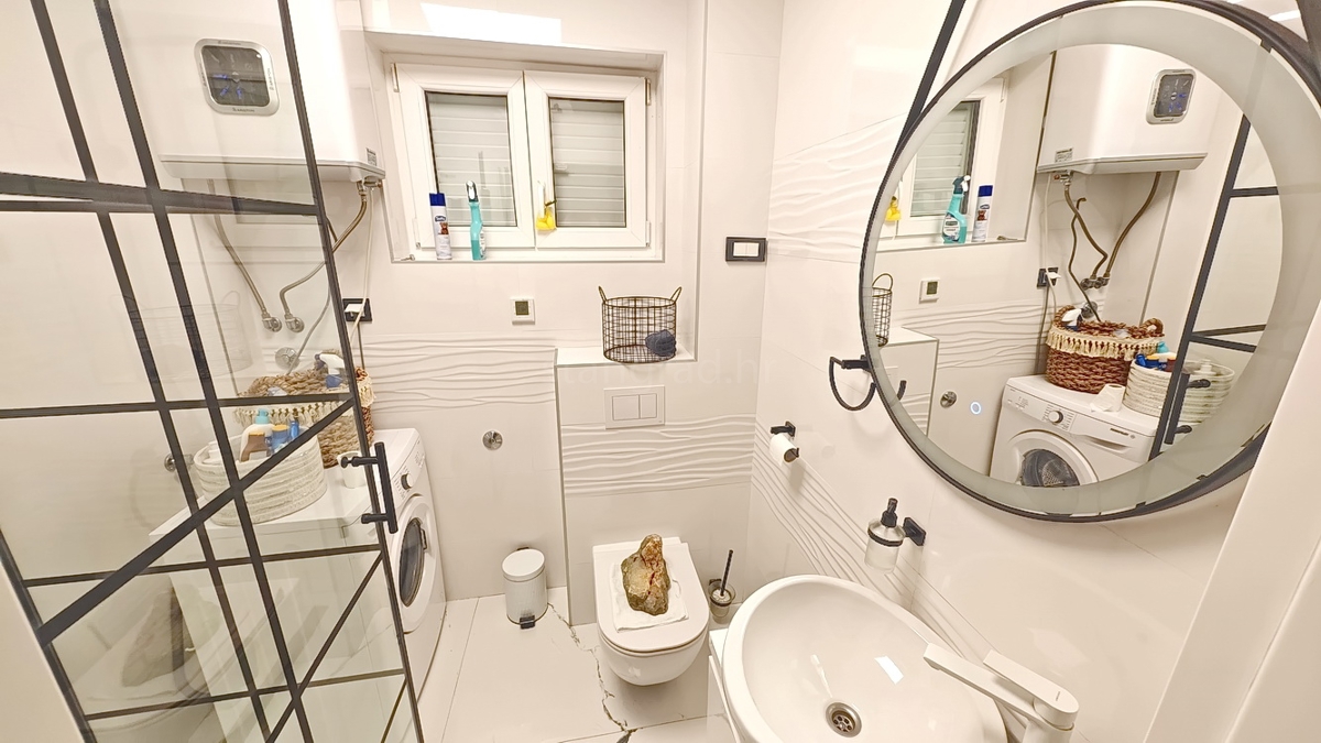 Malinska, pritlični apartma s prostorno teraso!