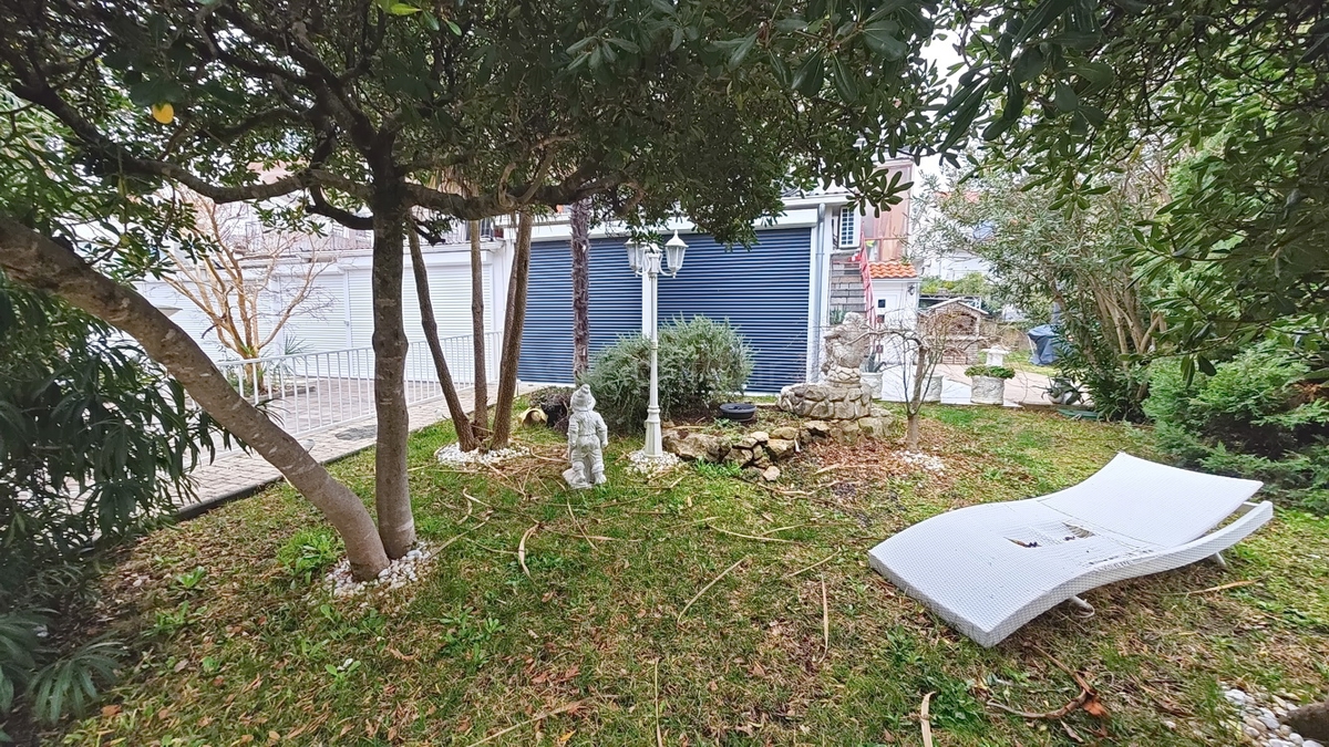 Malinska, pritlični apartma s prostorno teraso!