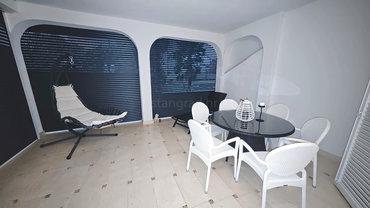Malinska, pritlični apartma s prostorno teraso!