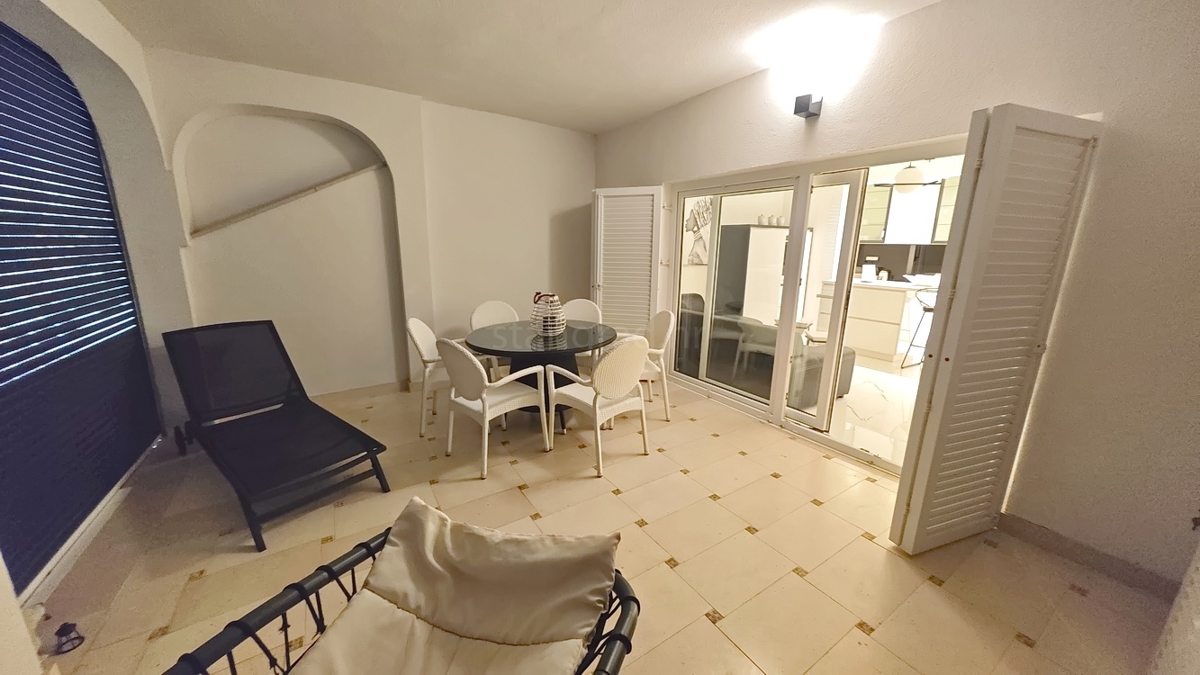 Malinska, pritlični apartma s prostorno teraso!