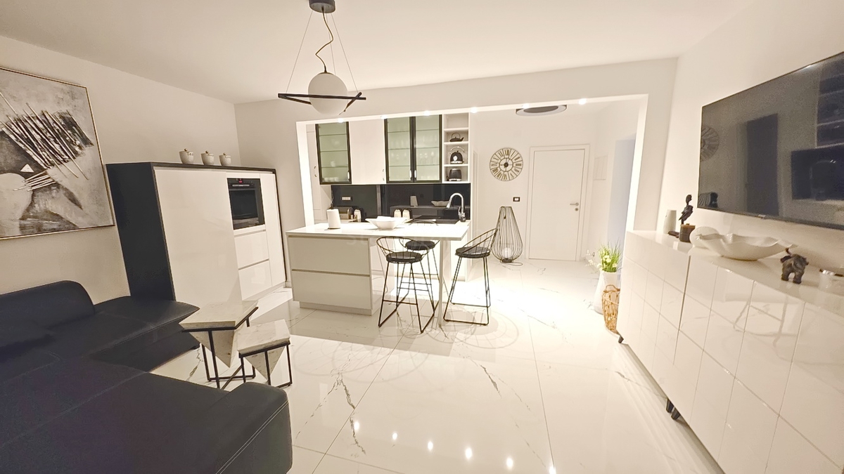 Malinska, pritlični apartma s prostorno teraso!
