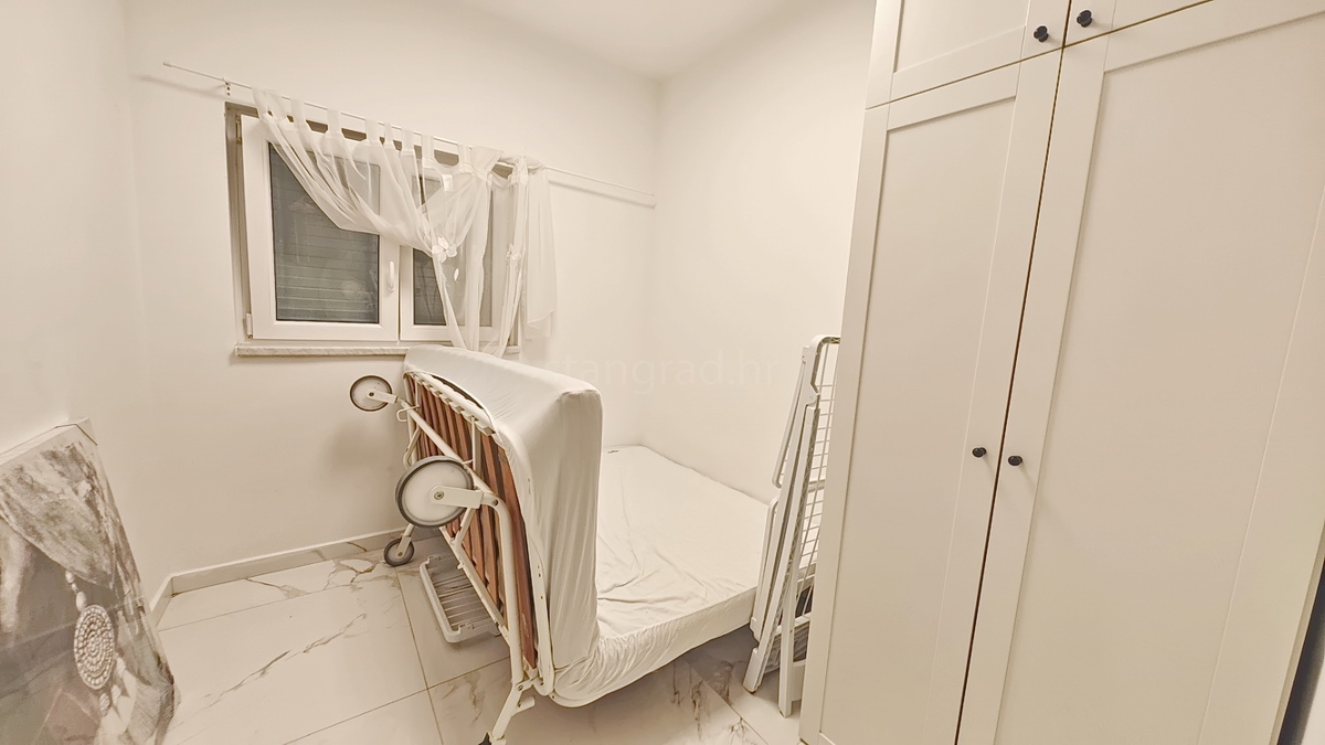 Malinska, pritlični apartma s prostorno teraso!